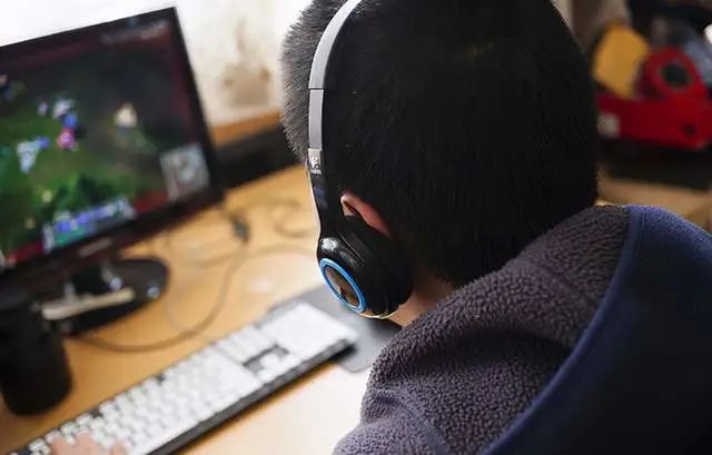 孩子沉迷游戏怎么办？父母应该真正帮助他戒掉“游戏瘾”